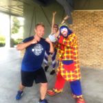 Payaso Pikorete en el 9Round Summer Sunrise Fitness Boot Camp en Oviedo Fl