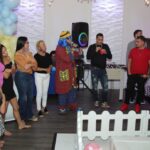 Payaso Pikorete celebrando el Cumpleaños de Alaia en Kissimmee Fl Jugando con los adultos