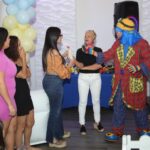 Payaso Pikorete celebrando el Cumpleaños de Alaia en Kissimmee Fl Jugando con los adultos