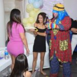 Payaso Pikorete celebrando el Cumpleaños de Alaia en Kissimmee Fl Jugando con los adultos