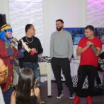 Payaso Pikorete celebrando el Cumpleaños de Alaia en Kissimmee Fl Jugando con los adultos