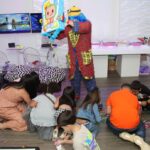 Payaso Pikorete celebrando el Cumpleaños de Alaia en Kissimmee Fl Piñata