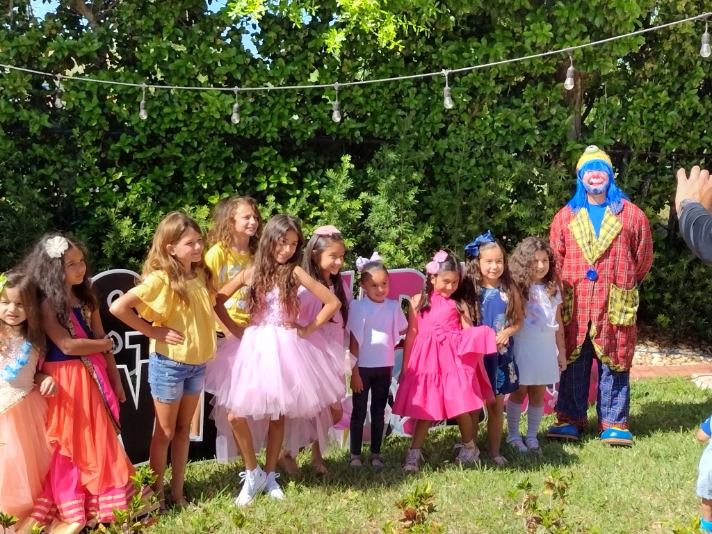 Payaso Pikorete Celebrando el Cumpleaños de Mia Nazareth en Ocoee Fl