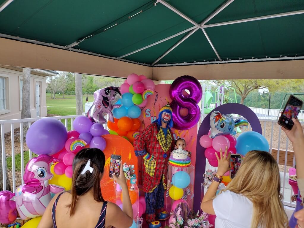 Payaso Pikorete Celebrando el Cumpleaños de Shantall en Orlando Fl Birthday Cake