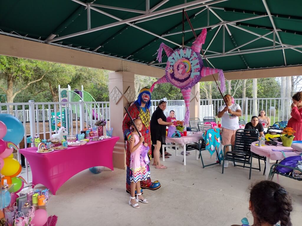Payaso Pikorete Celebrando el Cumpleaños de Shantall en Orlando Fl Piñata