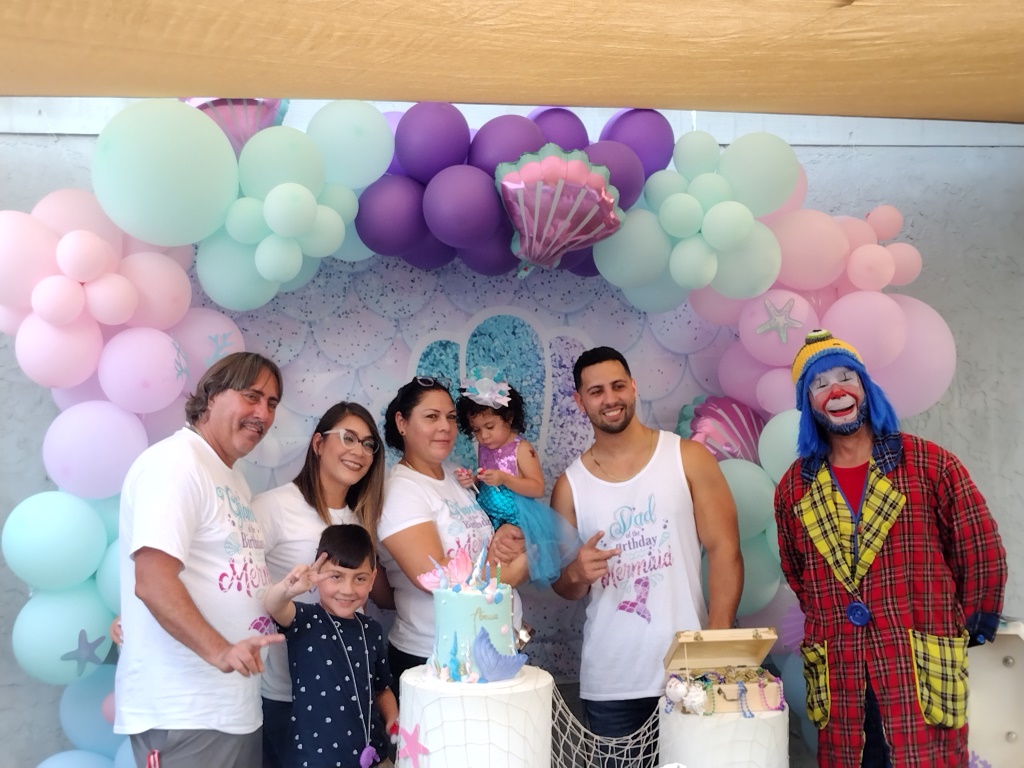 Payaso Pikorete Celebrando el Cumpleaños de Amaia en Largo Fl 1