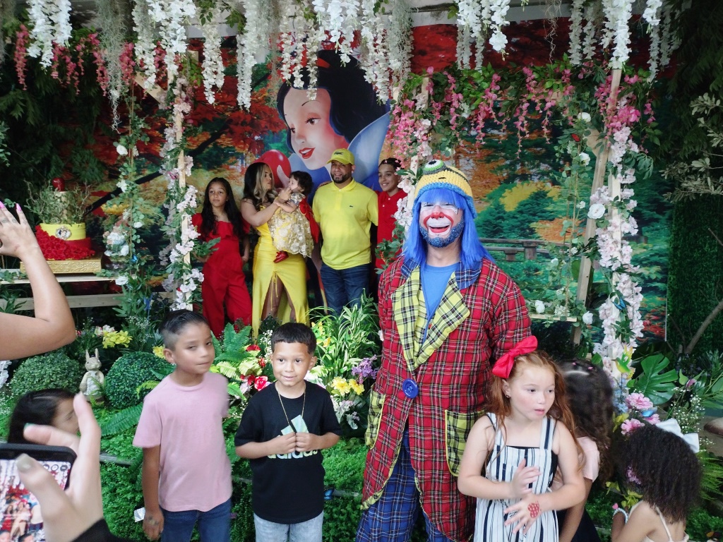 Payaso Pikorete Celebrando el Cumpleaños de Anthonella en Sanford Fl