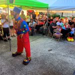 Descubre cómo el Payaso Pikorete llenó de energía, juegos y comedia una fiesta de cumpleaños temática de Mickey Mouse en Haines City, FL, logrando la participación total de niños y adultos.