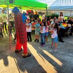 Descubre cómo el Payaso Pikorete llenó de energía, juegos y comedia una fiesta de cumpleaños temática de Mickey Mouse en Haines City, FL, logrando la participación total de niños y adultos.