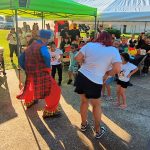 Descubre cómo el Payaso Pikorete llenó de energía, juegos y comedia una fiesta de cumpleaños temática de Mickey Mouse en Haines City, FL, logrando la participación total de niños y adultos.