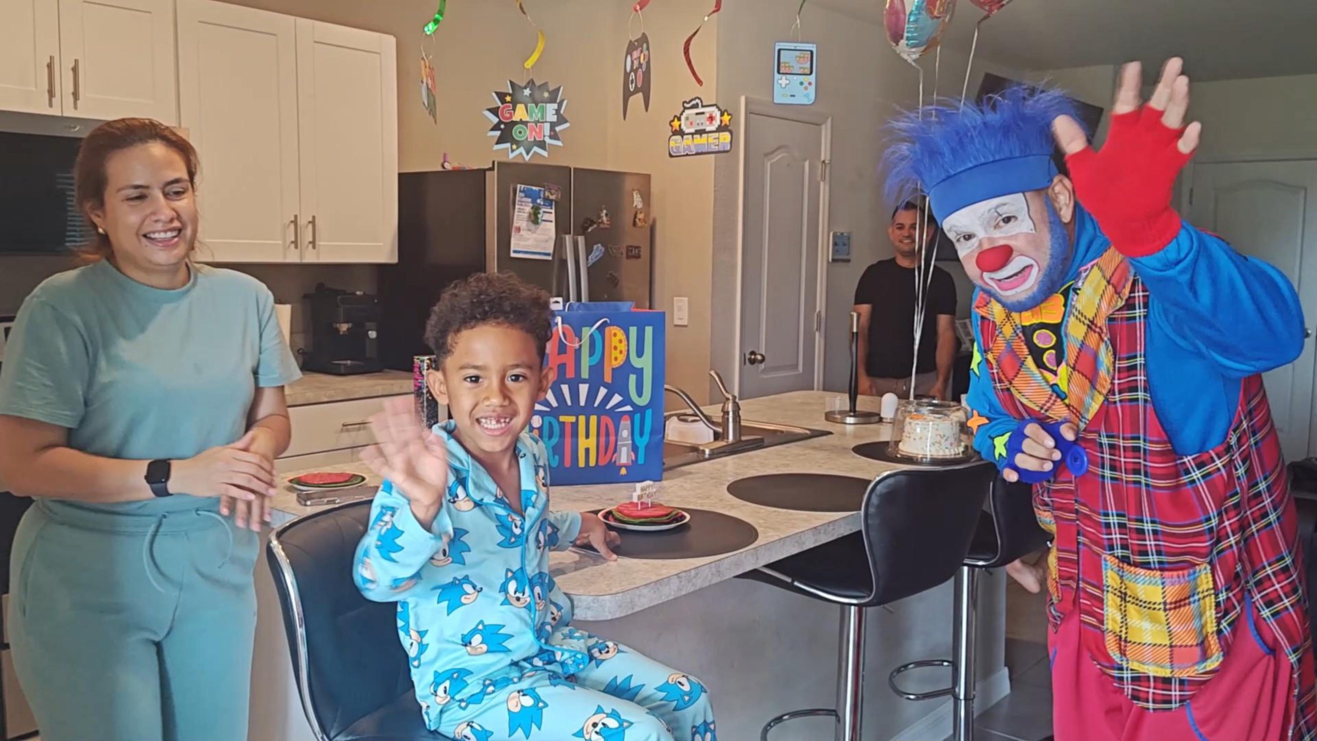 Payaso Pikorete realizando un PikoreteGRAM durante una sorpresa de cumpleaños en Kissimmee, Florida.